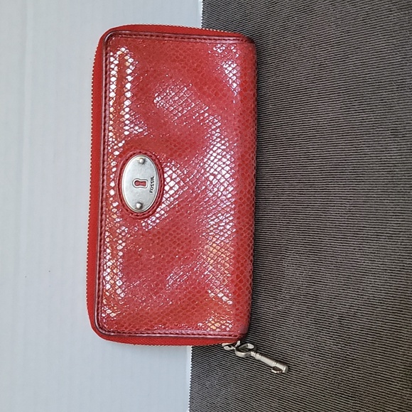 Fossil red zip around wallet - Picture 1 of 16